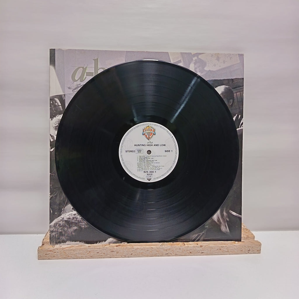A-ha hunting high and low vinyl record VG+/VG+ WX 30
