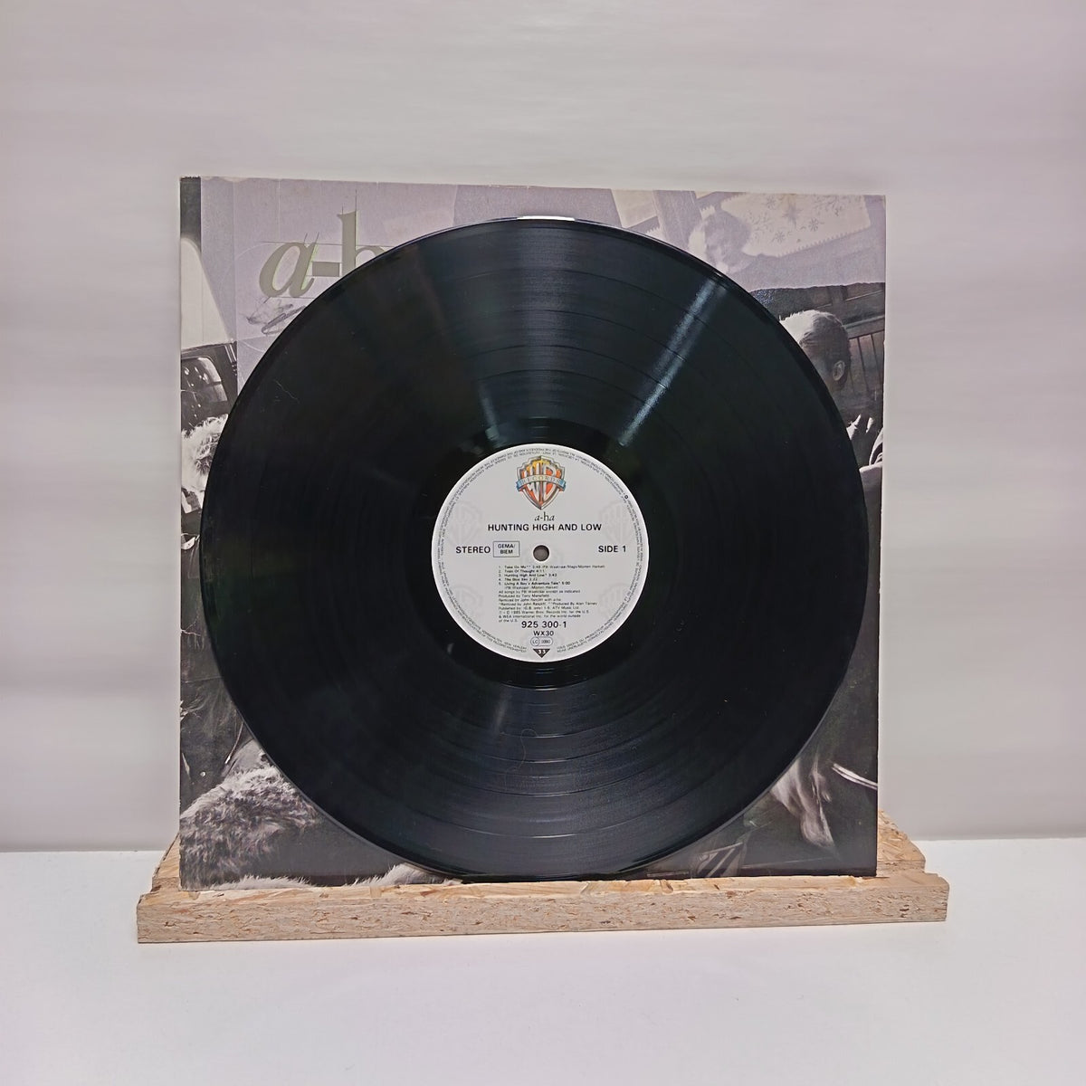 A-ha hunting high and low vinyl record VG+/VG+ WX 30