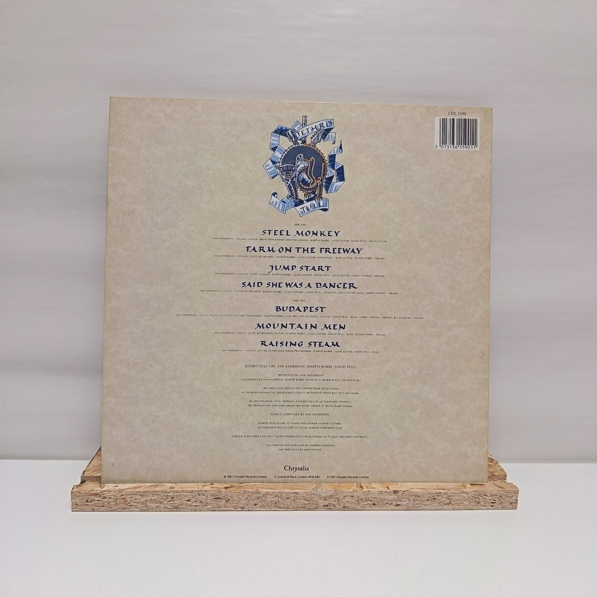 Jethro Tull crest of a knave vinyl record VG+/VG+ CDL 1590
