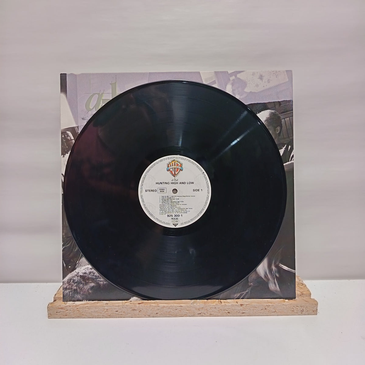 A-ha hunting high and low vinyl record EX/EX 925 300-1